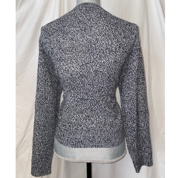 simple black and white long-sleeve shirt/sweater - Picture 5 of 8